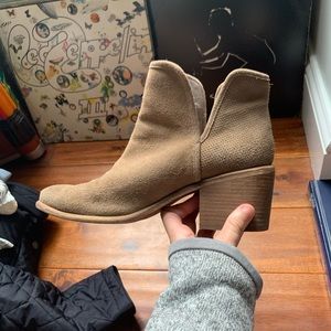 hinge barris block heel bootie